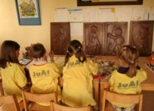 Kinder zeichnen zu den 4 Reliefs von Kopetzki. Die ersten Skizzen hängen schon an der Wand.