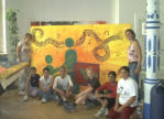 Die Gruppe der Jugendlichen vor ihrem Bild "Musik".